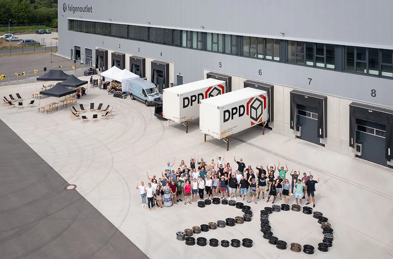 Photo of the foire-aux-jantes team from 2023 celebrating the company's 20th anniversary